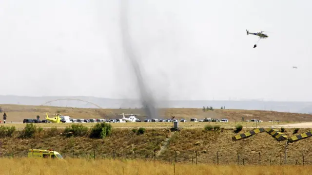 Vista general del lugar del accidente aéreo del vuelo de Spanair JK5022 en el aeropuerto de Madrid Barajas.