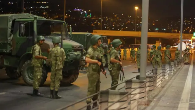 Militares en el bósforo