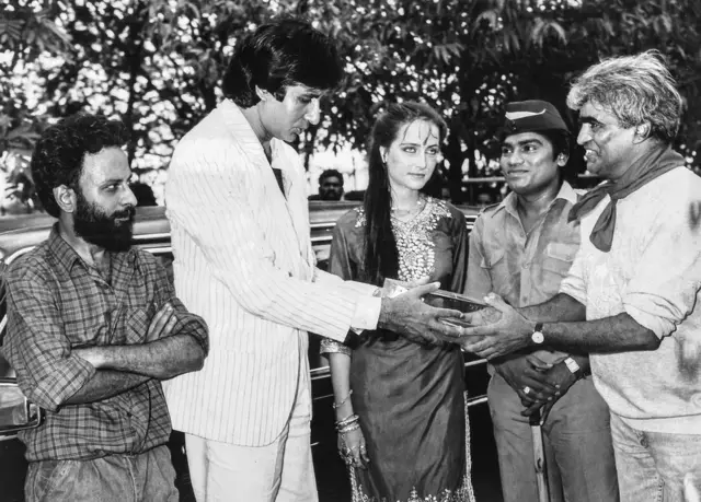 1998లో నిర్మించిన హీరో హీరాలాల్ సినిమా సెట్ లో ఫోటో ఇది