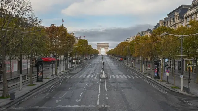 30 Ekim'den bu yana Fransa genelinde sokağa çıkma kısıtlaması uygulanıyor