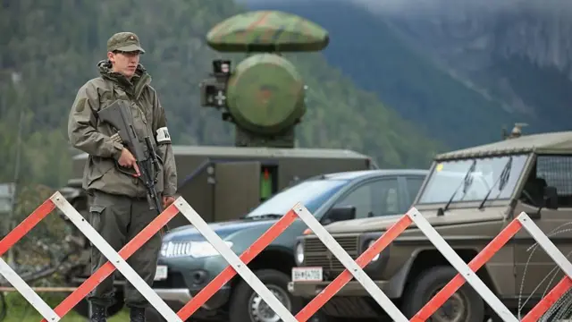 Um soldado do exército austríaco fica ao ladopalpite do dia sportingbetuma estaçãopalpite do dia sportingbetradar móvel