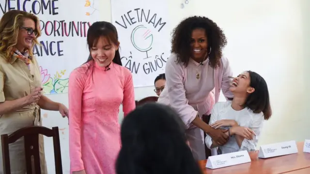Bà Obama và diễn viên Julia Robert khuyến khích nữ sinh 'cam kết' theo con đường học vấn dù đôi khi chông gai