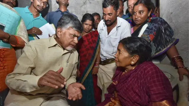 తిత్లీ తుపాను బాధితులతో మాట్లాడుతున్న చంద్రబాబు