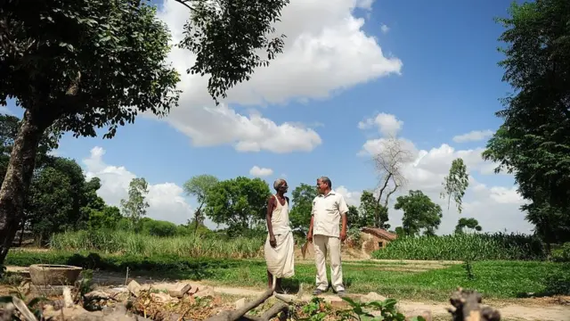 Lal Bihari Mritak (kanan) pada 2015, menemui seorang petani yang dinyatakan meninggal dunia oleh adiknya sendiri.