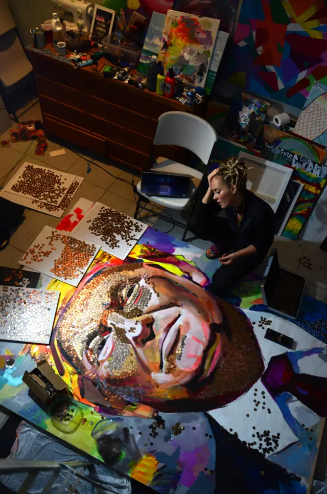 Художниця Дарина Мариченко в майстерні працює над портретом Дональда Трампа