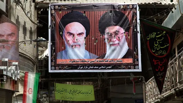 آية الله الخميني مؤسس الجمهورية الإسلامية الإيرانية والمرشد الأعلى لإيران علي خامنئي