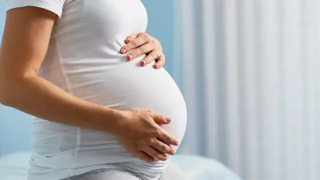 गरोदर महिला आणि स्तनदा मातांनी कोरोनाची लस घेणं कितपत सुरक्षित?