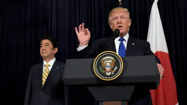 ترامب وآبي في مؤتمر صحفي مشترك في بالم بيتش حول الصاروخ الكوري الشمالي