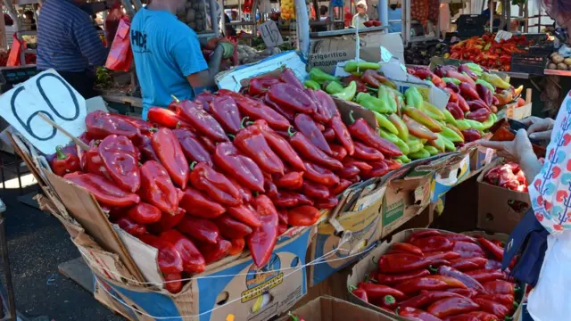 У етимолошким речницима пише да реч „ајвар" води порекло од турске речи „хаyвар" - што значи кавијар