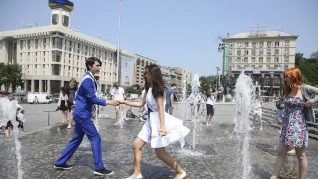 Випускники танцюють у фонтані