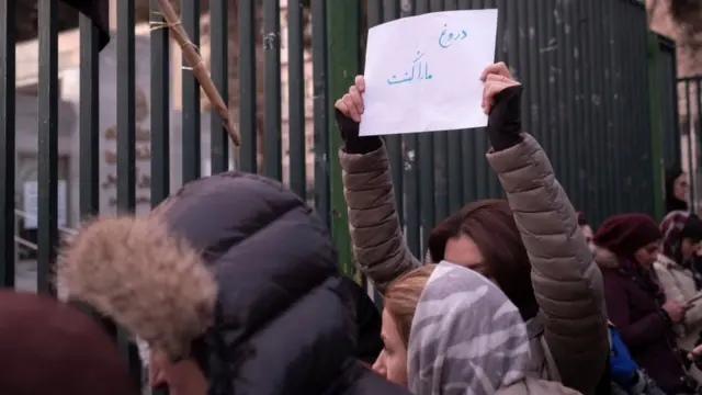 تجمع مقابل دانشگاه تهران بعد از اعتراف ستاد کل نیروهای مسلح به «اشتباه» در شلیک موشک به هواپیما