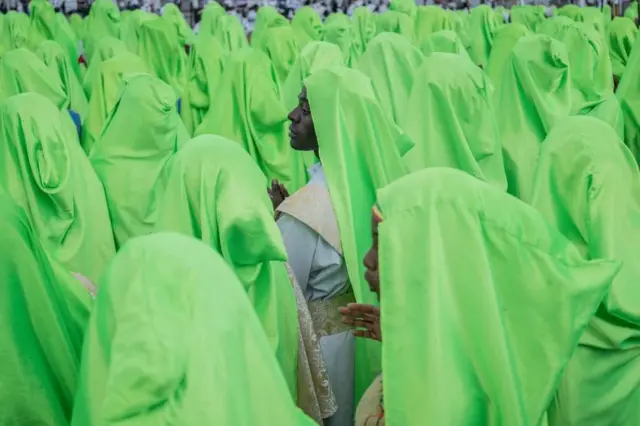 موكب جوقة أرثوذكسية خلال الاحتفالات عشية عيد مسكل لدى الأثيوبيين الأرثوذكس، في أديس أبابا في 26 سبتمبر/أيلول 2022.