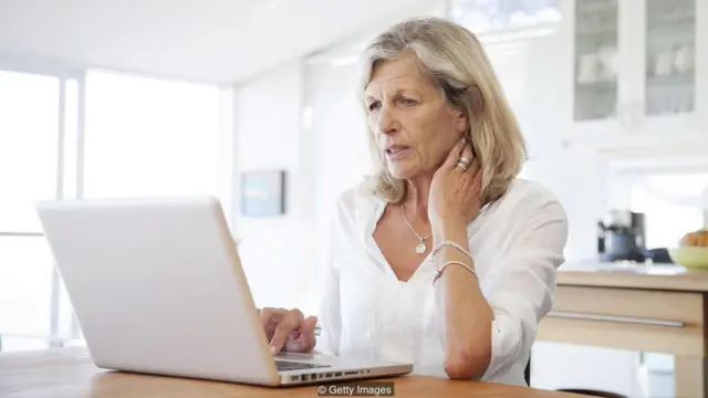 orang di depan laptop