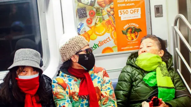 женщины в метро в нью-йорке