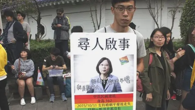 现场有人举着"寻找蔡英文"的告示牌,蔡英文总统先前曾说过"支持婚姻平权",但随后选上总统,就不再对相关议题发言(BBC Chinese)。
