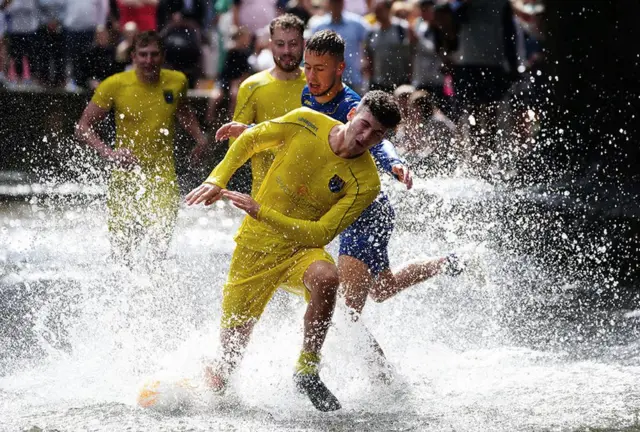 एक सय वर्षभन्दा लामो समयदेखि यूकेमा आयोजना भइरहेको पानी फुटबल। यो फुटबल खेलमा गोलपोस्ट खोलामा राखिन्छ र खेलाडीहरू सबै दर्शकलाई सकेसम्म भिजाउँदै गोल गर्ने प्रयास गर्छन्।