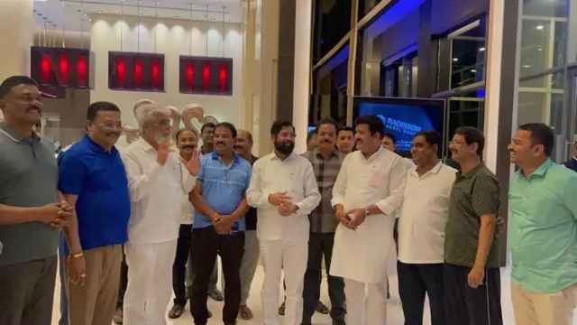 रॅडिसन हॉटेलात जमलेले आमदार