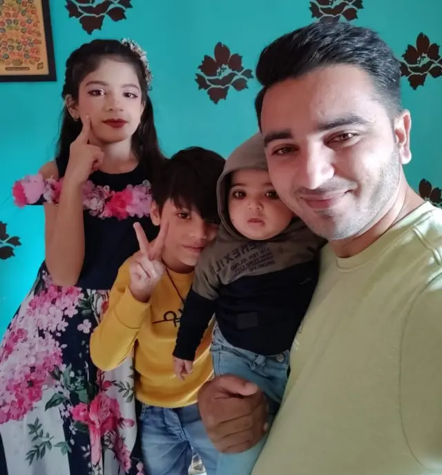 બાળકો સાથે નૌશર