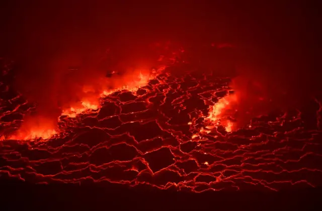 La lave ardente dans le cratère du volcan Nyiragongo