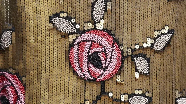 پس از منسوخ شدن کرست (لباسهای تنگ و پوشیده) پیراهن های گشاد با یقه های باز و گاه پارچه های پولک دوزی شده که در آن زمان عجیب بود، مد شد