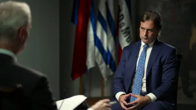 Luis Lacalle Pou, presidente de Uruguay, frente al periodista Stephen Sackur del programa Hard Talk de la BBC.