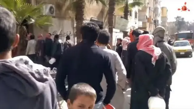 يظهر هذا المقطع طابورا طويلا لأشخاص يصطفون من أجل الحصول على الطعام في منطقة تابعة لتنظيم الدولة