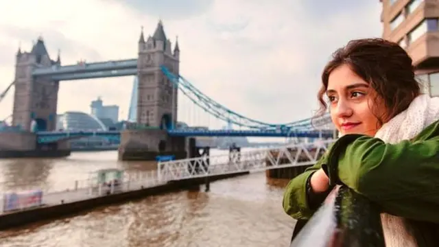 Девушка на фоне Тауэр-бридж