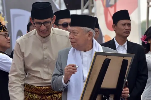 Ma'ruf Amin dan Sandiaga Uno saat menandatangani Deklarasi Damai selama Pilpres 2019 di Monumen Nasional, Jakarta, 23 September 2018.