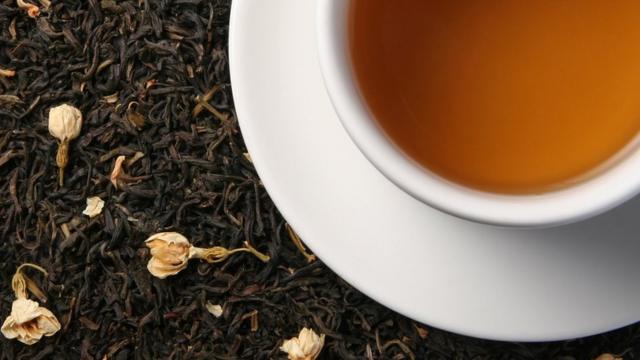 Un gros plan d'une tasse de thé au jasmin