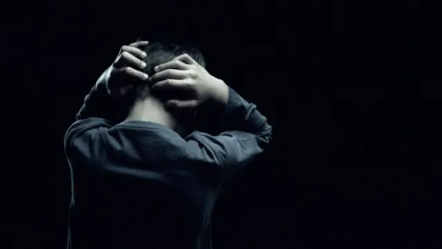 Un niño que se toma la cabeza