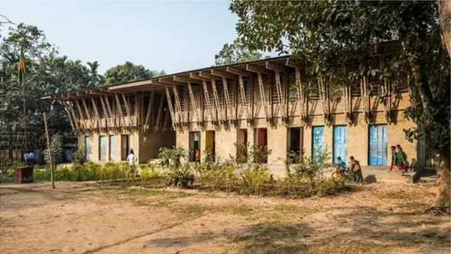 A arquiteta austríaca Anna Heringer foi responsável pela construção manual da escola METIapp de ganhar dinheiro apostandoBangladesh, totalmente com materiais locais, como barro, palha e bambu.