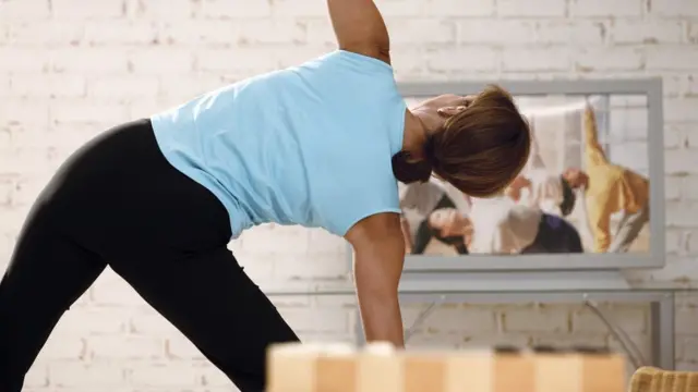 Mujer haciendo ejercicio siguiendo video