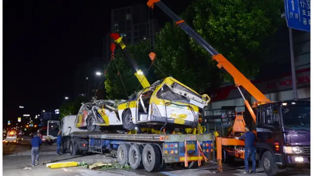 매몰됐던 45인승 시내버스가 대형 트레일러에 인양되고 있다