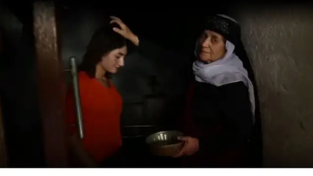 বয়স্ক একজন পানি ছিটিয়ে দিচ্ছেন তরুণীদের শরীরে যাতে করে মনে হয় শরীর থেকে ধুয়ে মুছে যাচ্ছে সব ধরনের অপবিত্রতা।