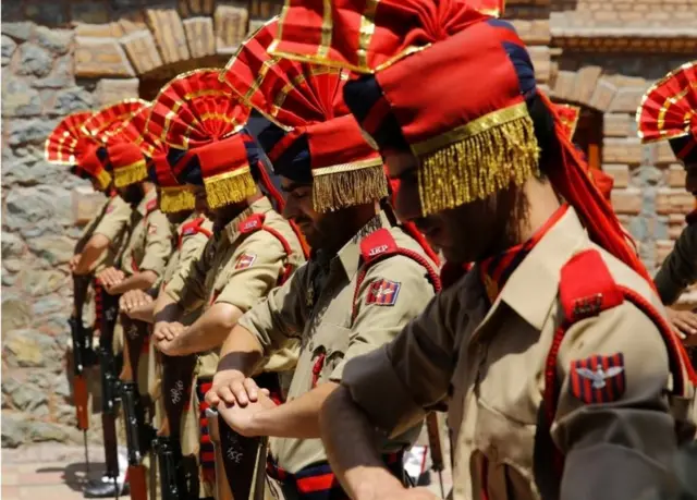 अयूब पंडित को सलामी देते जवान