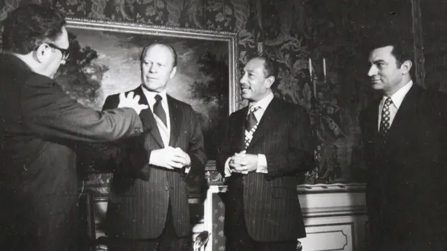 Hüsnü Mübarek 1974'te Mısır Devlet Başkanı Enver Sedat'ın dönemin ABD Başkanı Gerald Ford ve ABD Dışişleri Bakanı Henry Kissinger ile buluşmasına eşlik ediyor