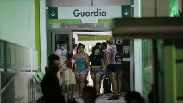 Varias personas entran a la zona de urgencias de un hospital