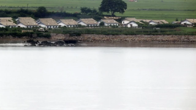 중국 랴오닝성 단둥시와 북한 신의주 사이를 지나는 압록강에 군함이 지나고 있다