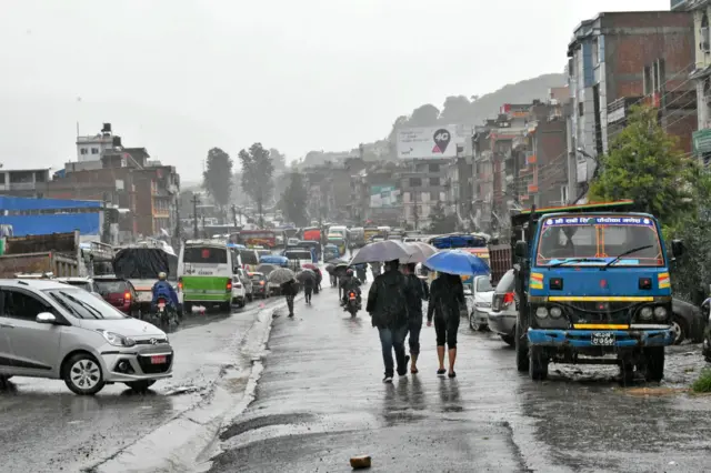 काभ्रेपलाञ्चोकको बनेपास्थित अरनिको राजमार्गको पुन्यमती खोलामा बाढी आएर शुक्रवार सडक जलमग्न भएपछि यातायात सञ्चालनमा अवरोध पुगेको छ।