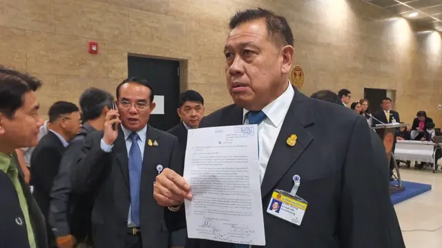 นายวิรัช รัตนเศรษฐ โชว์เอกสารที่ ส.ส. รัฐบาลร่วมกันลงชื่อส่งศาลรัฐธรรมนูญตีความร่าง พ.ร.บ.งบประมาณฯ 2563