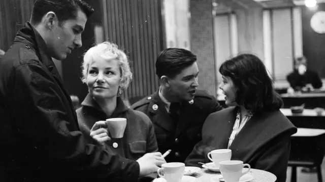 مقهى قديم في لندن يتحدث فيه الشباب إلى بعضهم