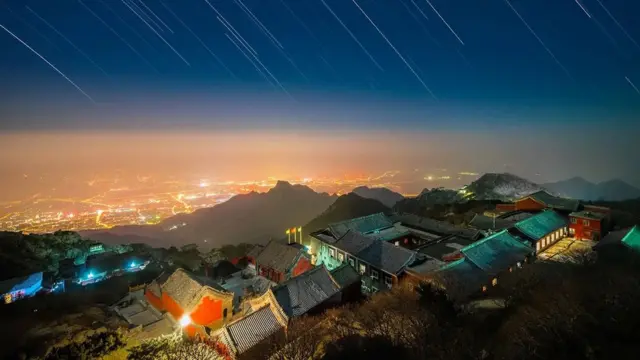Les lumières de la ville qui éclairent au loin
