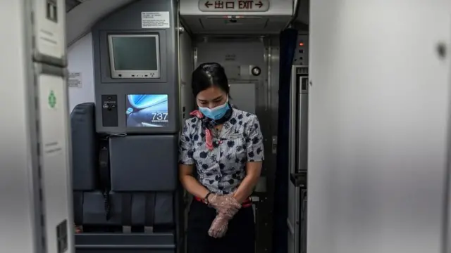 Бортпроводник - исчезающая профессия. Если уволенные стюардессы отчаялись подняться в небо, статистика не считает их безработными