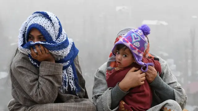 చలిలో ప్రజలు