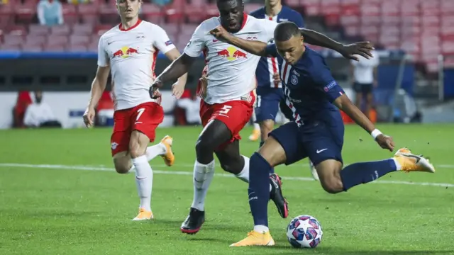 مبابي في محاول على المرمى