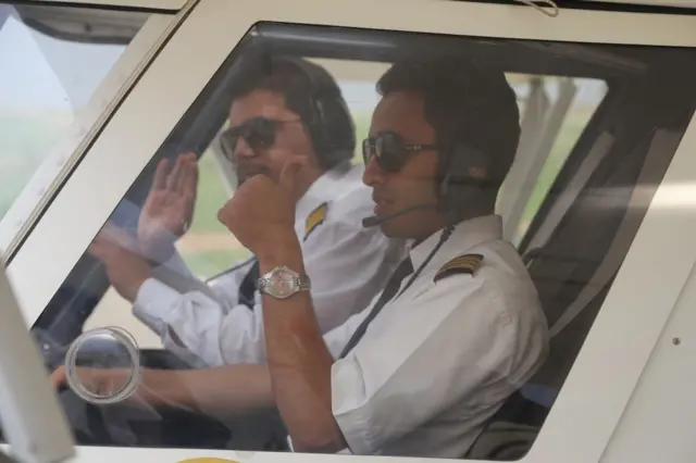 පුහුණු ගුවන් නියමුවෙකු සහ ගුවන් නියමු උපදේශකවරයෙකු සමග ගුවන් යානයක් තුළ සිටින අයුරු.