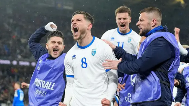 futbolcu üçüncü golünü attıktan sonra takım arkadaşlarıyla birlikte sevinç gösterisi yapıyor.