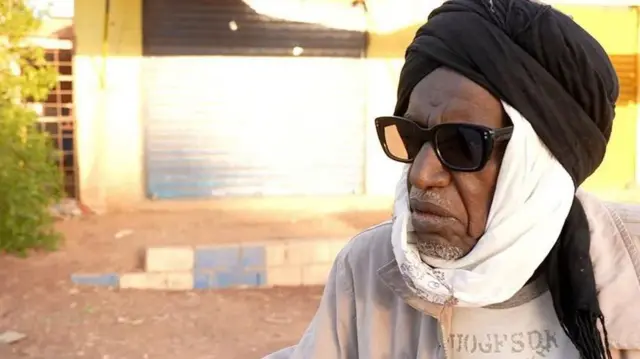 "Ni mimi tu niliyesalia," anasema Mukhtar al-Badri Mohieddin, akiorodhesha marafiki ambao sasa wamezikwa.