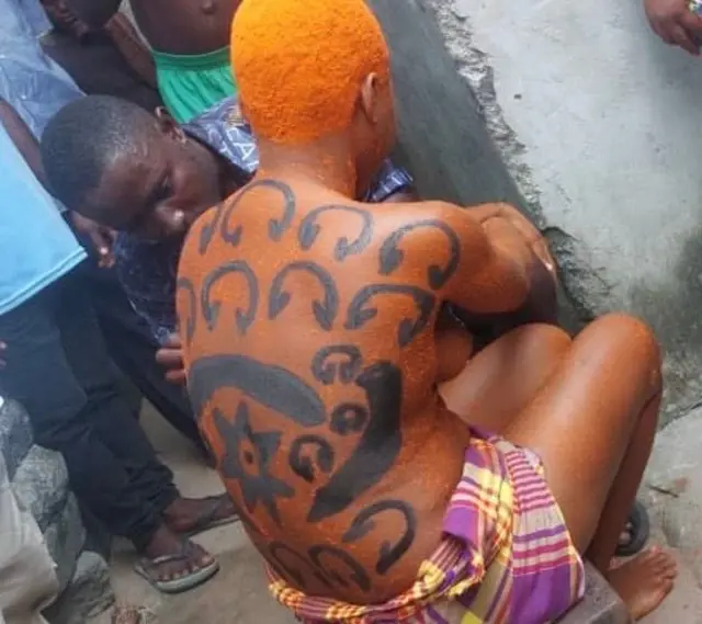 Iriabo wey dey design her body with traditional designs 
