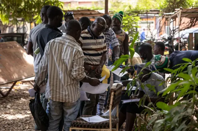 Des Burkinabè qui s'inscrivent pour être volontaires pour la défense de la patrie